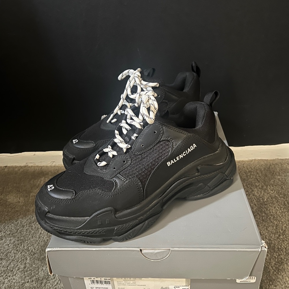 Balenciaga MEN'S TRIPLE S SNEAKER IN BLACK 
Size 42 
Men USA 9


#Balenciaga